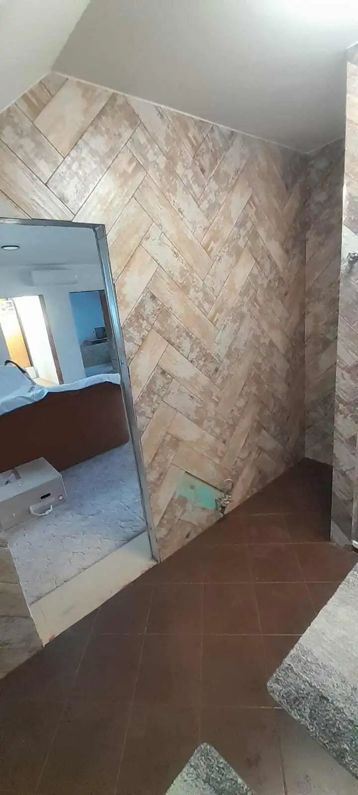 Obklad stěny do stromečku kolem zárubní