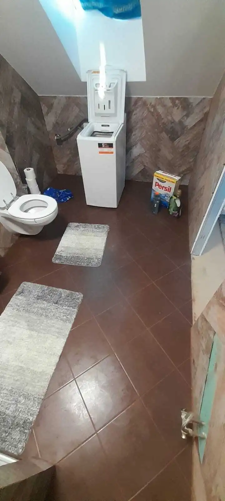Podkrovní koupelna - závěsné WC a dlažba