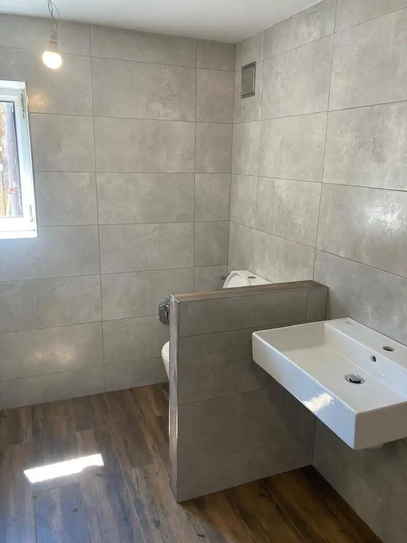Rekonstrukce koupelny - obezděné WC a umyvadlo
